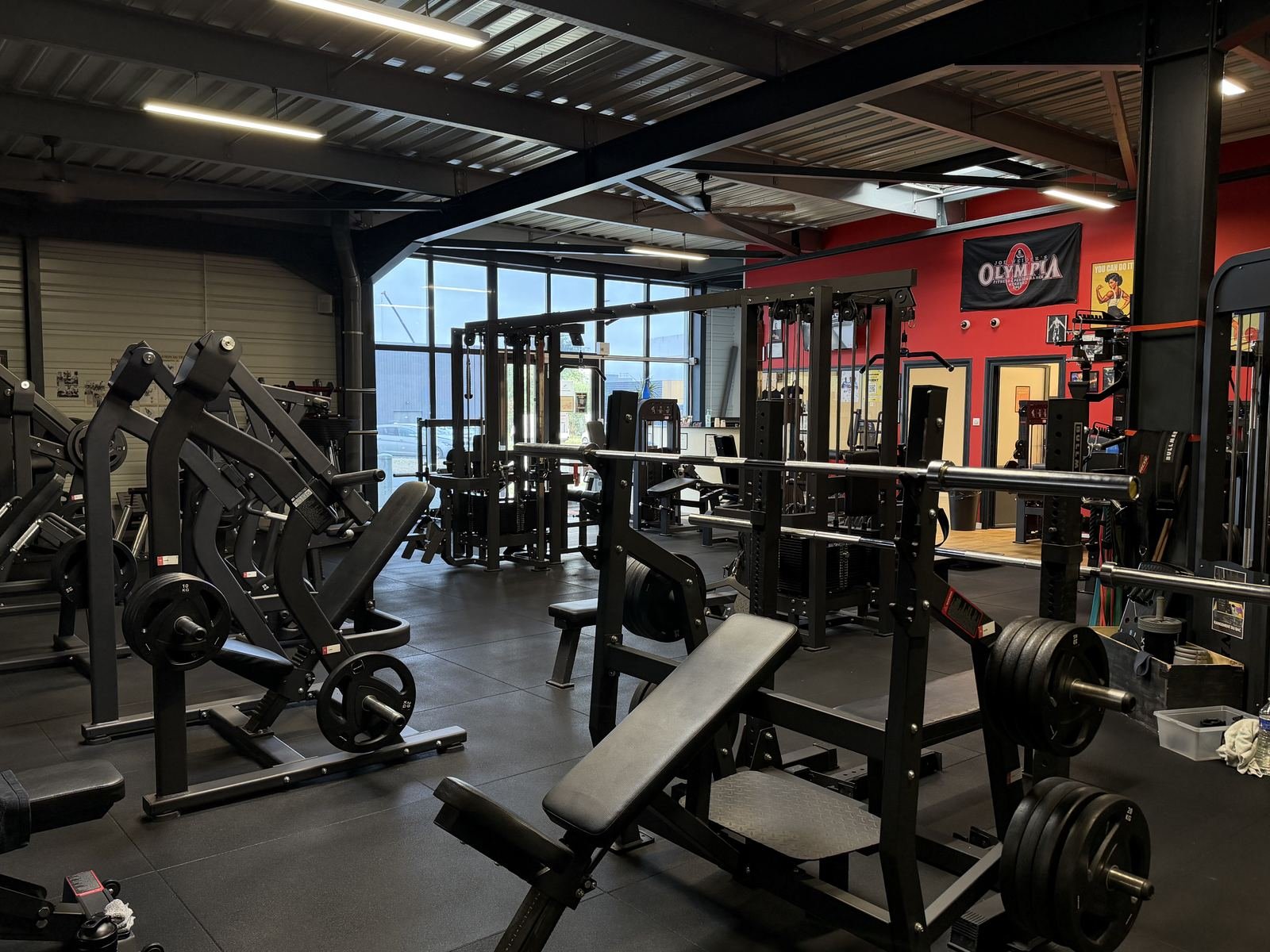Plateau musculation du Gym Fitness Club à Échillais, machines et racks