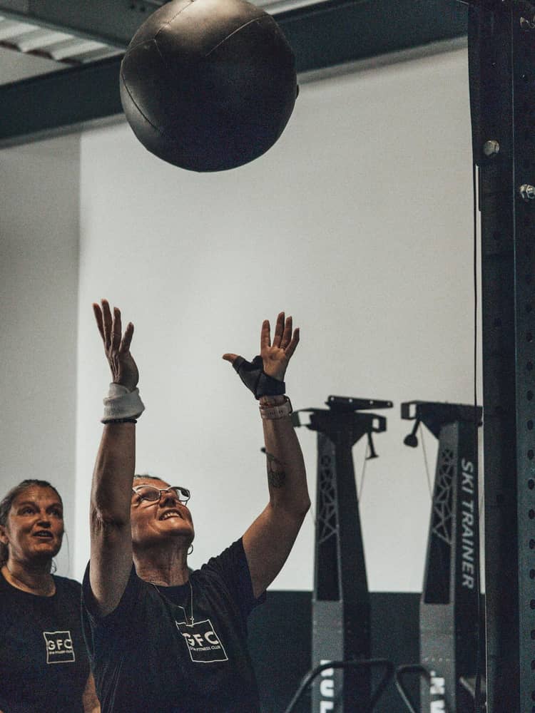 Membres GFC en entraînement HYROX wall ball — Gym Fitness Club Échillais